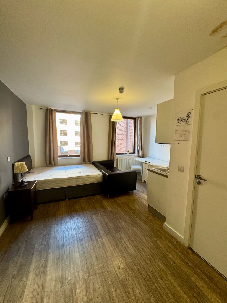 https://riuh-bdphq.cdn.imgeng.in/https://home.smelogin.co.uk//CustomerData/4606/413/PropertyImages/2_17413506912373.jpg