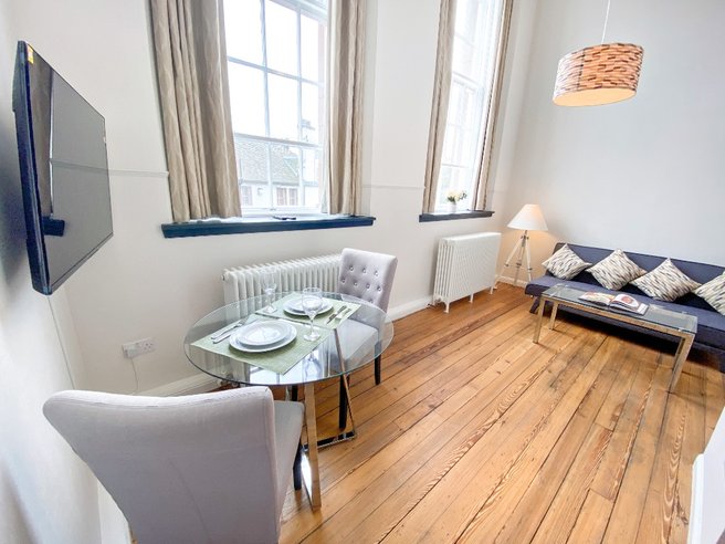 P1006: Flat 6, McDonald Road, Broughton, Edinburgh