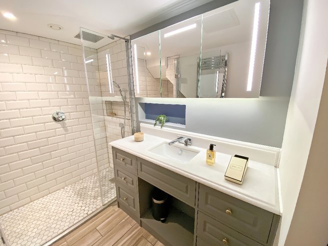 P1035: Flat 35, McDonald Road, Broughton, Edinburgh