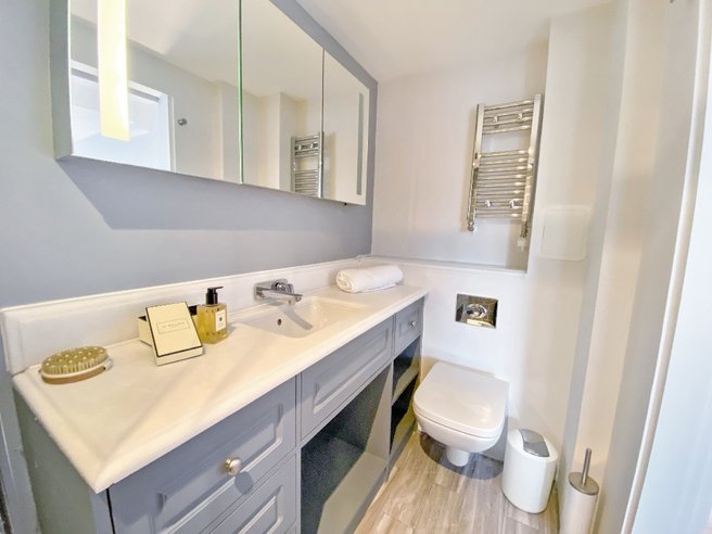 P1048: Flat 48, McDonald Road, Broughton, Edinburgh